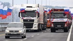 Грузовые автомобили на открывшейся автомобильной дороге М-12