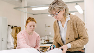 Сотрудницы на участке раскроя в цехе 