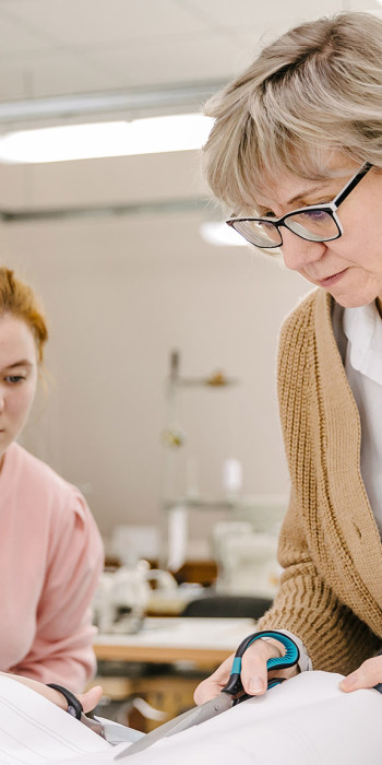 Сотрудницы на участке раскроя в цехе 