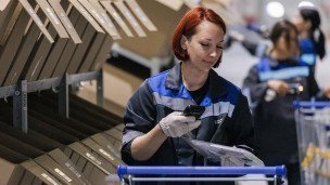 Сотрудницы в оптово-распределительном центре