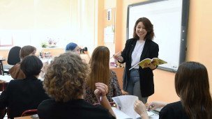 Учитель в классе