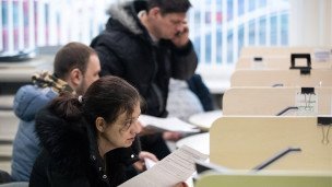 Клиенты в отделении офиса 