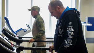 Мужчины в реабилитационном центре