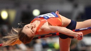 Наталья Спиридонова выполняет прыжок в высоту 