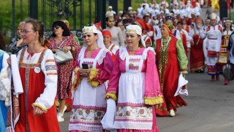 Шествие коллективов разных национальностей в традиционных  костюмах