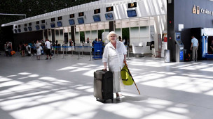 Пожилая женщина в аэропорту