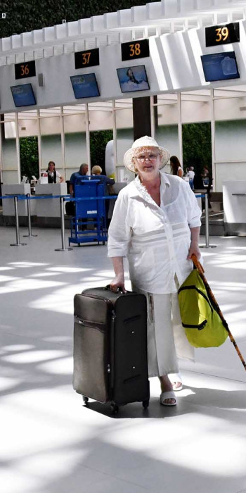 Пожилая женщина в аэропорту