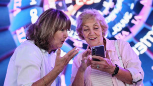 Пожилые женщины с телефоном