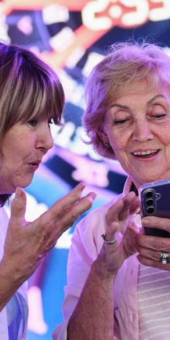 Пожилые женщины с телефоном