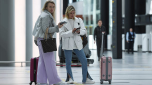 Пассажиры в новом терминале 