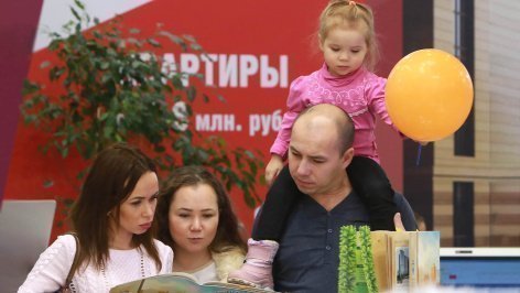 Семья с ребенком выбирает квартиру