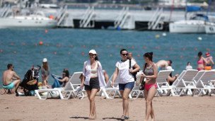 Отдыхающие на одном из пляжей города Геленджик
