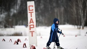 Мальчик участвует в лыжном забеге