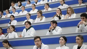 Студенты медицинского университета во время занятий