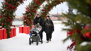 Семья на прогулке в парке 