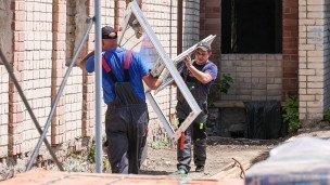 Рабочие во время капитального ремонта больницы 