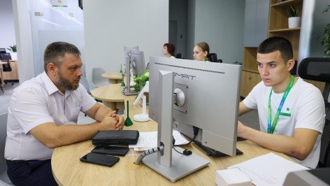 Посетитель и сотрудник в офисе банка