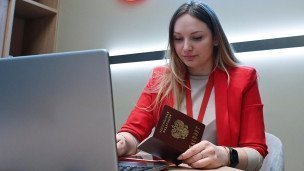 Девушка вносит паспортные данные на сайт Госуслуги