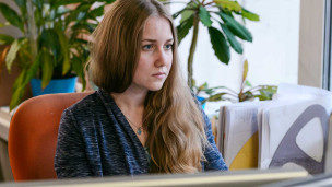 Девушка в офисе 