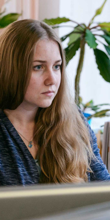 Девушка в офисе 