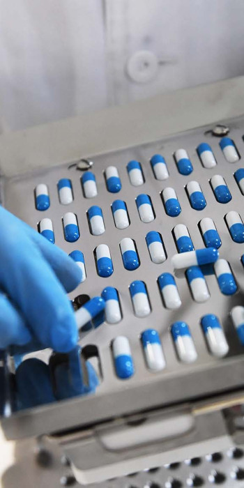 farmacevt-derzhit-tabletki