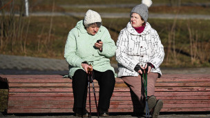 Женщины сидят на скамейке