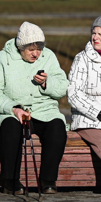 Женщины сидят на скамейке