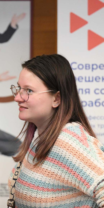 Девушки на ярмарке трудоустройства