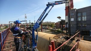 Сотрудник обслуживает систему закрытого слива мазута на ТЭЦ