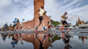 Спортсмены во время забега