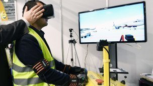 Мужчина в VR-очках управляет самолетом