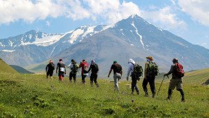 Туристы во время похода в горах