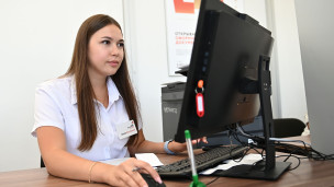 Сотрудница за компьютером 