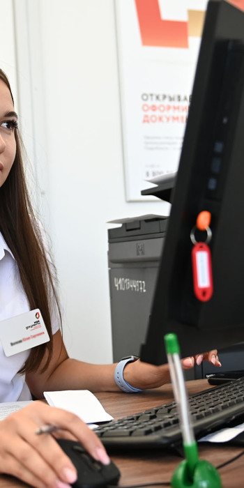 Сотрудница за компьютером 