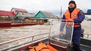 Сотрудник МЧС России во время обхода домов 