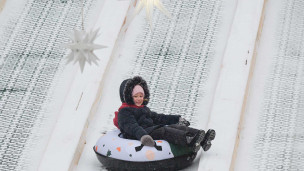 Ребенок катается на тюбинге