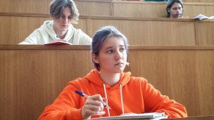 Студенты факультета во время занятий
