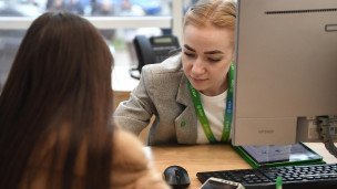 Посетитель и сотрудница в офисе банка