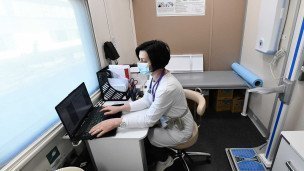 Врач в передвижном медицинском комплексе