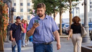  Горожане с телефонами на улице
