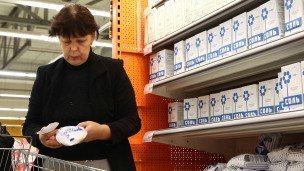 Женщина выбирает соль в магазине