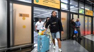 Пассажир в аэропорту в международном терминале