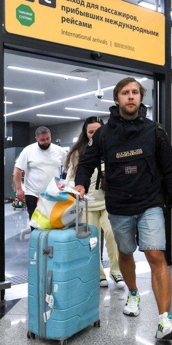 Пассажир в аэропорту в международном терминале