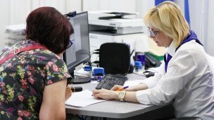 Сотрудник и посетитель в отделении банка