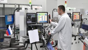 Сотрудник в цехе