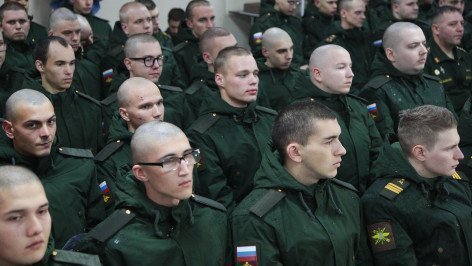 Призывники перед отправкой на службу в вооруженные силы РФ