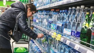 Бутылированная вода в продуктовом магазине