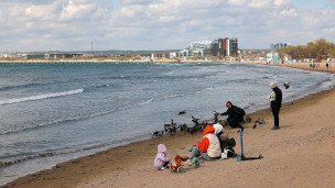 Люди на городской набережной Анапы 