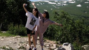 Туристы фотографируются на смотровой площадке 