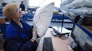 Сотрудница во время обработки посылок 